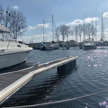 Nuit Insolite Sur L'Eau Au Port De Ouistreham Ξενοδοχείο Εξωτερικό φωτογραφία