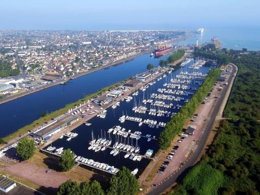Nuit Insolite Sur L'Eau Au Port De Ouistreham Ξενοδοχείο Εξωτερικό φωτογραφία
