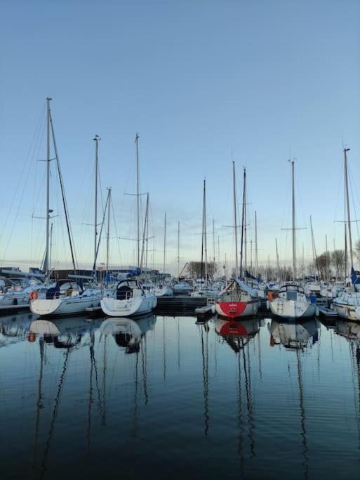 Nuit Insolite Sur L'Eau Au Port De Ouistreham Ξενοδοχείο Εξωτερικό φωτογραφία